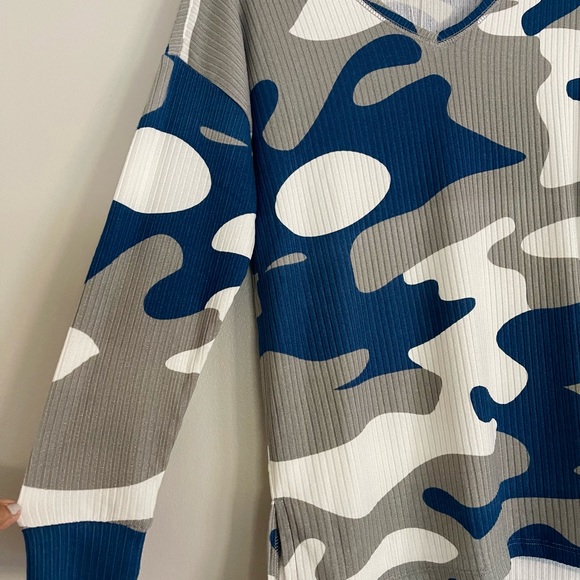 Greige V-Neck Shirt Knit Camouflage Blue Gray Women's Size Medium NEW - Picture 3 of 5